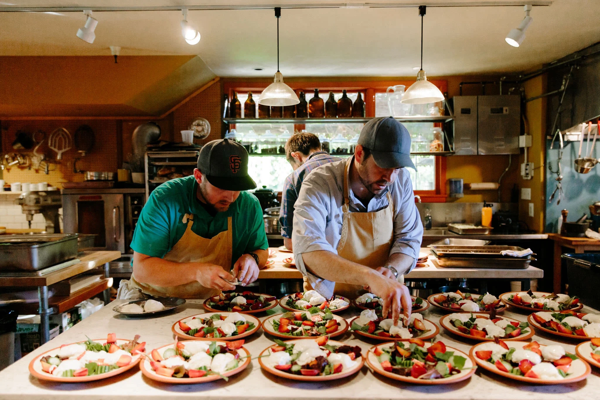 香蕉视频 | 点此进入官网首页 | 高清播放创始团队在专业厨房中工作